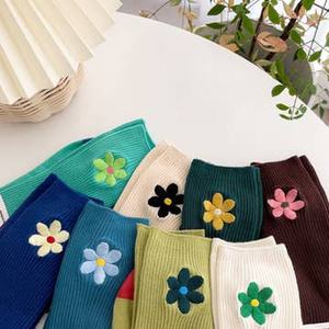 Chaussettes d'équipage confortables et décontractées pour hommes et femmes, broderie de fleurs mignonnes, orteil contrasté, logo personnalisé, antibactérien, commande en gros - Product Image 4