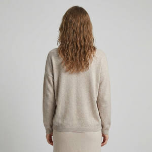 Maglione a V in maglia fine con paillettes e bordi a costine - Product Image 2