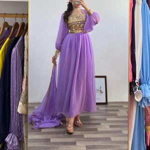 Robe longue en mousseline de lavande avec broderie de sequins dorés, dentelle, boutons, col rond, manches lanternes, style bohème, coupe classique, écologique, pour soirée formelle - Product Image 3
