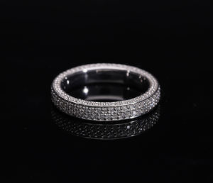 Bague d'éternité intemporelle en or blanc 14 carats avec diamant naturel avec réglage de pavé à trois rangées dans un design classique élégant et élégant - Product Image 6