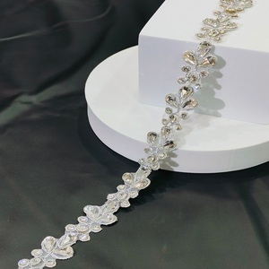 Tissu de dentelle en filet argenté fait à la main avec cristaux pour saris et robes garniture fantaisie élégante - Product Image 3