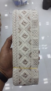 Lacets de travail en fil brodé sur mesure avec options de couleur blanche en fil d'or brodé largeur 2.5 pouces - Product Image 2