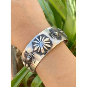 Brazalete Elvira Bill de Plata de Ley con Forma de Flor para Regalo - Product Image 2