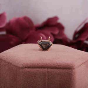 Colgante solitario de diamante natural con ajuste de bisel, colgante con forma de pentágono cortado con sal y pimienta rosa de hecho en oro macizo de 18kt - Product Image 1