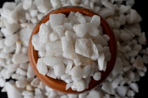 Meilleures paillettes d'agate blanche en gros 1kg, mini-cristaux naturels polis pour la guérison, écologiques, décoration Feng Shui pour la maison - Product Image 1