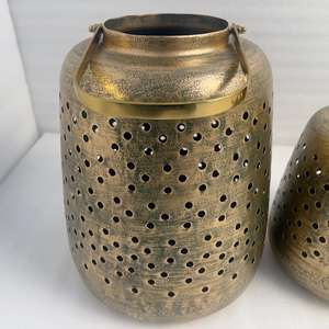 Farol Decorativo de Hierro con Acabado Dorado que Realza Espacios Interiores, Balcones y Entradas con Elegante Artesanía Metálica y Brillo - Product Image 3