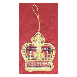 Dans les meilleurs designs avec des ornements de Noël indiens Commande de cadeaux unique et personnelle faite en tissu Zari Crown Shape Golden Colored - Product Image 1