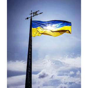 ชุดธงชาติยูเครน 2 ชิ้น ขนาด 3x5 ฟุต สำหรับใช้งานกลางแจ้ง ธงยูเครนพร้อมห่วงทองเหลืองและผ้าใบเย็บสองชั้น แข็งแรงทนทาน - Product Image 4