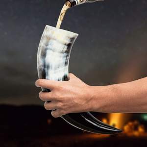 Cuerno vikingo artesanal para beber con soporte de hierro, regalo perfecto para reuniones navideñas de inspiración nórdica - Product Image 2