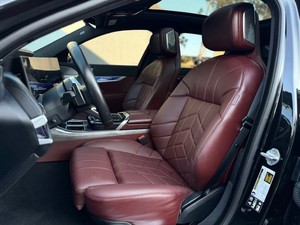 Magnifique BMW 76-0I XD-RI-VE XI avec transmission automatique, toit panoramique et sièges en cuir. - Product Image 2