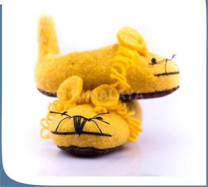 รองเท้ากีฬาเด็กผู้หญิง Himalaya คุณภาพดีจากเนปาล ทำมือจากผ้าขนสัตว์เนื้อนุ่ม ลายสิงโต สีเหลือง ด้านในบุด้วยผ้าฝ้าย พื้นรองเท้าทำจากยาง - Product Image 4