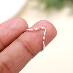 Bague en argent sterling 925 au design minimaliste en forme de chevron en V, délicate, minimaliste, bohème, fine, pour femme - Product Image 5