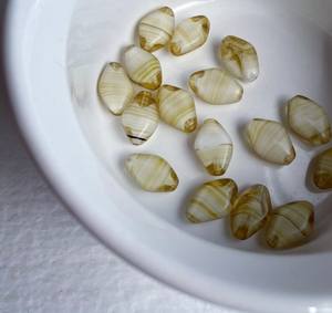 Venta al por mayor de cuentas de cristal checo de mármol blanco tostado Vintage 15x10mm ovalado con hoyuelos pellizcados y ovalados para joyería DIY cristal de Murano - Product Image 1