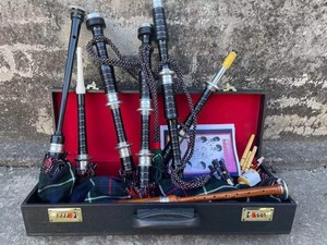 Cornemuse écossaise de la haute-lande Mackenzie Tartan avec monture argentée et étui rigide, corps en bois de rose, conception à trous ouverts, flûte de qualité supérieure - Product Image 5