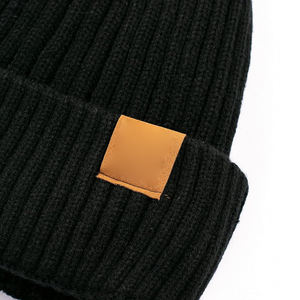 Manufacturer Rubber Patch Logo Outdoor Thick <b>Winter</b> Knitted Baggy Beanie Cap <b>Hat</b> Men And <b>Women</b> - Product Image 2