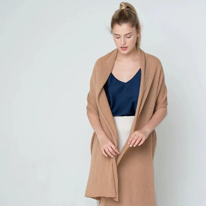 Châle d'hiver élégant et doux inspiré du cachemire avec broderie florale blanche et Paisley complexe, chaud et élégant - Product Image 1