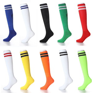 Chaussettes de sport à motif élégant, antidérapantes, avec détail de revers athlétique, écologiques pour tous les âges, pour l'entraînement au football - Product Image 6