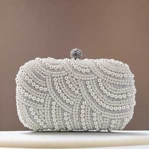 Sac à main avec poignée de poignet en perles et sacs à main de travail au design floral pour la fête de mariage et la faveur de retour - Product Image 1