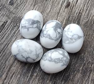 หินอัญมณีสีขาวทรงรีทรงรีหลวมฮาวไลท์สีขาวเหมือนผลึกหลังเรียบได้รับการรับรองจาก IGI AAA + - Product Image 1