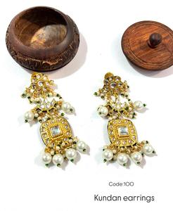 Pendientes Kundan de diseñador para mujer, Jhumkas chapados en oro con perla Meenakari, trabajo perfecto para bodas, festivales y fiestas - Product Image 1