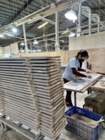 Volets en bois durables de qualité supérieure pour les intérieurs de garde-robe et d'architecture volets en bois massif de qualité supérieure volets design de taille personnalisée
