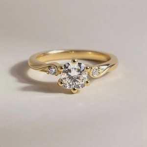 Bague en or jaune 14 carats avec diamant de laboratoire taille coussin de 1,11 carat, style Art déco, cadeau de promesse ou d'anniversaire pour un partenaire - Product Image 1
