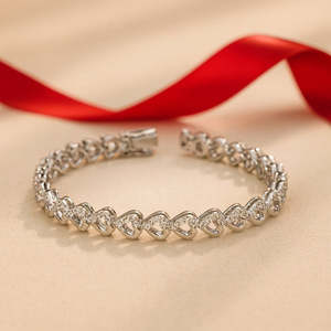 สร้อยข้อมือห้อยจี้รูปหัวใจสีเงิน Hallmark สำหรับเป็นของขวัญ เครื่องประดับชั้นดี - Product Image 1