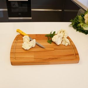 Natures Strength Artisans Touch Une planche à découper construite avec du coeur et du bois dur - Product Image 1