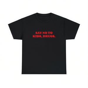 Camiseta con estampado de texto negro y rojo, sarcástico y humorístico, con la frase 'Dile No a las drogas para los niños', estilo meme Gen Z, unisex, cuello redondo, manga corta, para adultos - Product Image 2