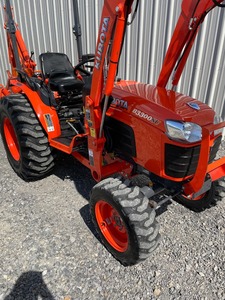 Tracteur agricole Kubota B3300 4x4 pas cher avec chargeur avant et arrière - Product Image 4