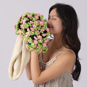 Bouquet de roses éternelles et petite fleur de marguerite au crochet fait main pour l'été, et couverture au crochet pour toutes les occasions festives - Product Image 4