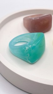 Venta al por mayor personalizado mejor calidad hecho a mano alto pulido hermoso colorido anillo de resina de moda para las mujeres de la India - Product Image 4