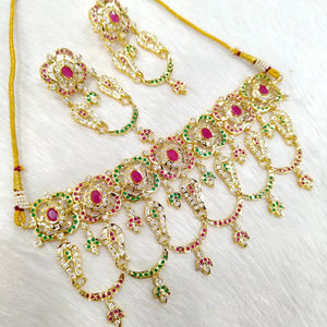 ชุดเครื่องประดับทองเหลืองคลาสสิกสุดหรูสำหรับผู้หญิงสร้อยคอแบบอินเดียประกายสำหรับงานแต่งงานและงานเลี้ยง - Product Image 1