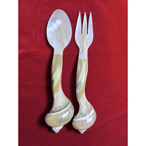 Cuchara de concha marina elaborada en Vietnam, perfecta para servir postres y aperitivos de caviar - Product Image 1