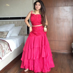 Ensemble de lehenga exclusif en crêpe français avec un chemisier brodé en forme de cœur, une jupe à volants floraux superposés et une cape dupatta - Product Image 1