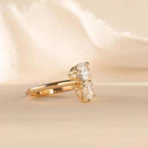 Bague RITZIN en moissanite à trois pierres, style unique, jolie bague de mariage et de fiançailles, bague de promesse en or rose 18 carats pour elle - Product Image 3