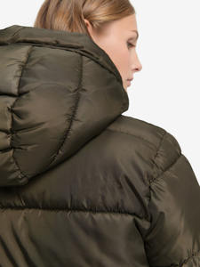 Nuevo diseño de alta demanda de Oliva de alta calidad para mujer de punto personalizado acolchado de poliéster relleno de invierno chaqueta acolchada - Product Image 2