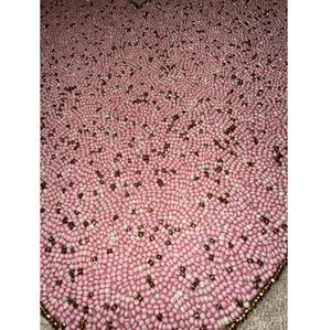 Napperon de table en forme de coeur rose perlé moderne et élégant Napperon en satin fait à la main pour banquet de mariage à la maison Modèle solide Abordabilité - Product Image 3