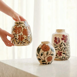 Vase à nervures bleu pâle avec fleurs en porcelaine 3D et accents dorés, élégant présentoir floral, magnifique vase. - Product Image 2