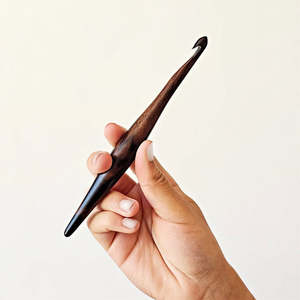 Crochets en résine époxy faits à la main Mélange de bois Aiguille à crochet ergonomique de 3mm à 12mm de tailles différentes Aiguille à tricoter à manche souple - Product Image 1