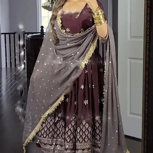 Faux Georgette con trabajo de secuencia de bordado pesado con manga completa y estilo completo de 3 metros listo para usar con taza adjunta - Product Image 1