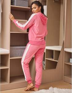 Survêtement en velours confortable pour femme | Survêtement à capuche 2 pièces | Tenue d'hiver chaude et élégante | Fabricant et exportateur sur mesure - Product Image 4