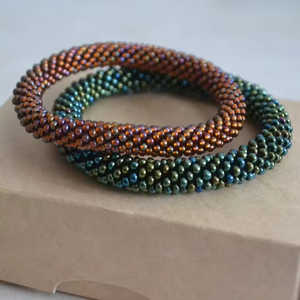Brazalete de Abeja Bordado a Mano con Cuentas - Ecológico, Ligero, Duradero, Tamaño y Ancho de Banda Personalizables para Mujeres y Niñas - Product Image 1