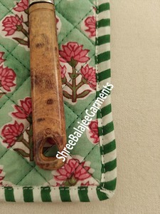 Porte-pot en coton matelassé réversible vert clair bloc à main imprimé Floral Design accessoire de cuisine réutilisable écologique pour la maison - Product Image 3