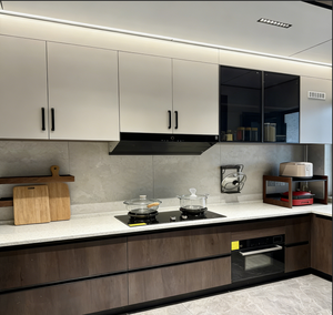 Set di Mobili da Cucina Personalizzati con Ante in Vetro, Illuminazione, <span class=keywords><strong>Forno</strong></span> a Microonde Integrato e Piano di Lavoro in Marmo - Product Image 6