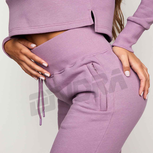 Ensemble de survêtement deux pièces personnalisé en coton uni à capuche pour femme – Léger, confortable, idéal pour le quotidien et les loisirs, extensible dans quatre directions – Vente en gros - Product Image 3