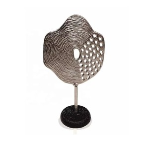 Objet de table sculptural fini argent de style caractéristique pour intérieurs de maison modernes et présentoirs de fenêtres fabriqués à la main en Inde - Product Image 5