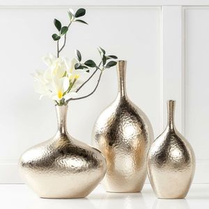 Vase à fleurs en aluminium fabriqué artisanalement avec finition artisanale et ton chaud adapté aux espaces de vie confortables et au décor de galerie - Product Image 2