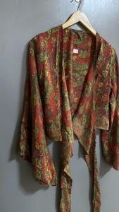 Nouvel arrivage de haut court en pure soie pour femmes, tenue d'été décontractée avec V profond, manches longues en forme de cloche et robe imprimée à nouer - Product Image 3