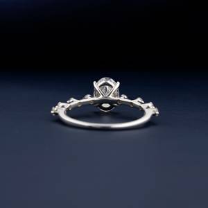 Anillo de compromiso y boda para mujer, chapado en oro blanco de 14k, con diamante de laboratorio de 1ct, corte ovalado y redondo, venta al por mayor - Product Image 3